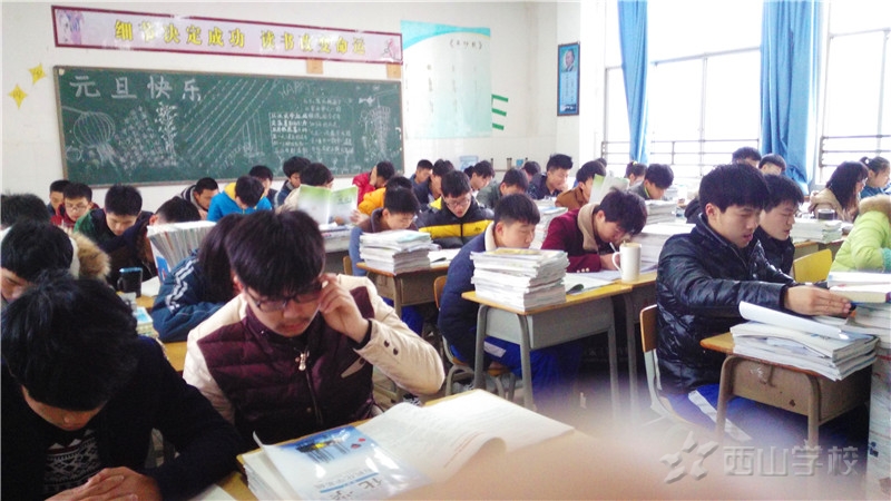 高二7班学生在认真地上自习